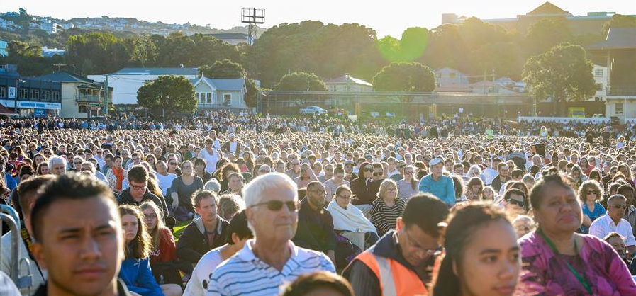 People gather to mourn for the victims of the attacks on two mosques of Christchurch in Wellington, New Zealand, on March 17, 2019. (Xinhua/Zhang Jianyong)