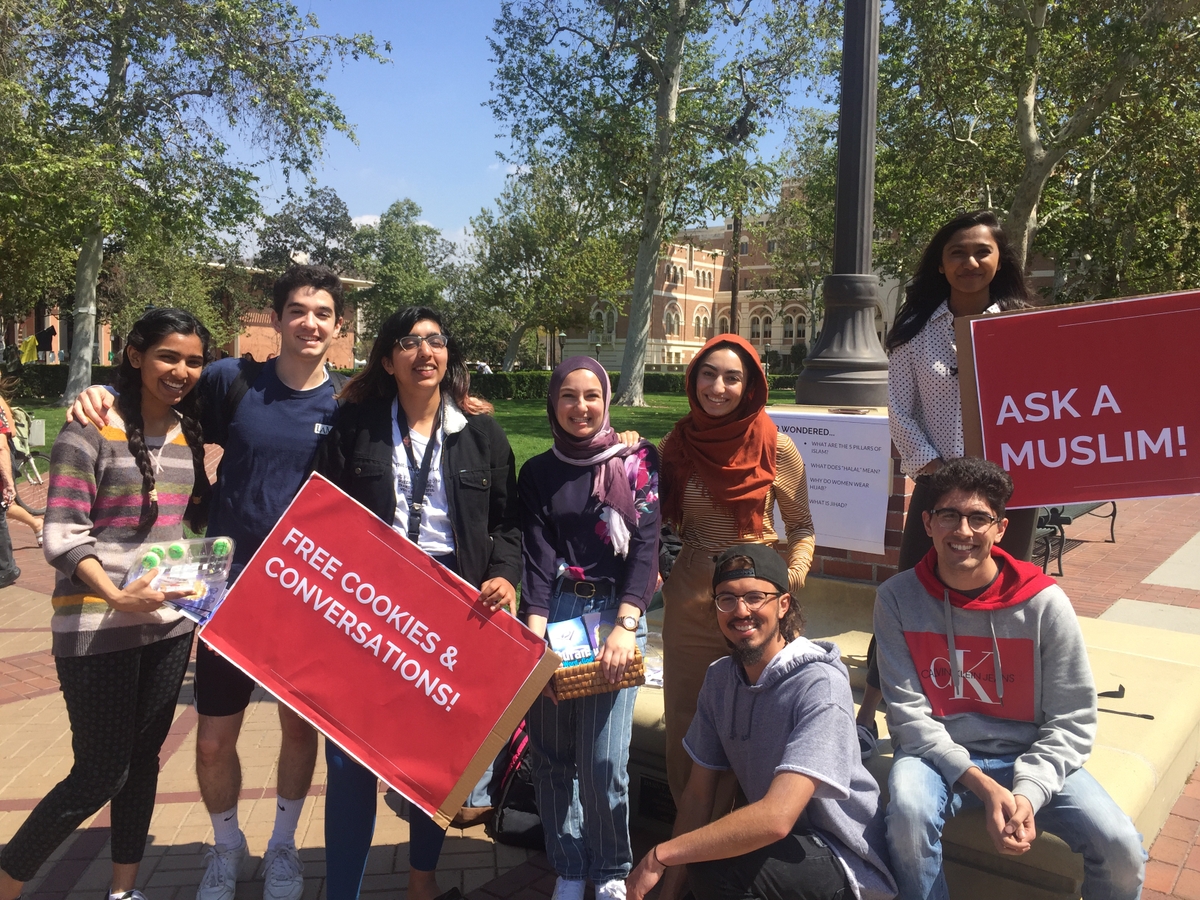 Students at the "Ask a Muslim" event on Trousdale Parkway during Islam Awareness Week. | Natalie Bettendorf for Annenberg Media
