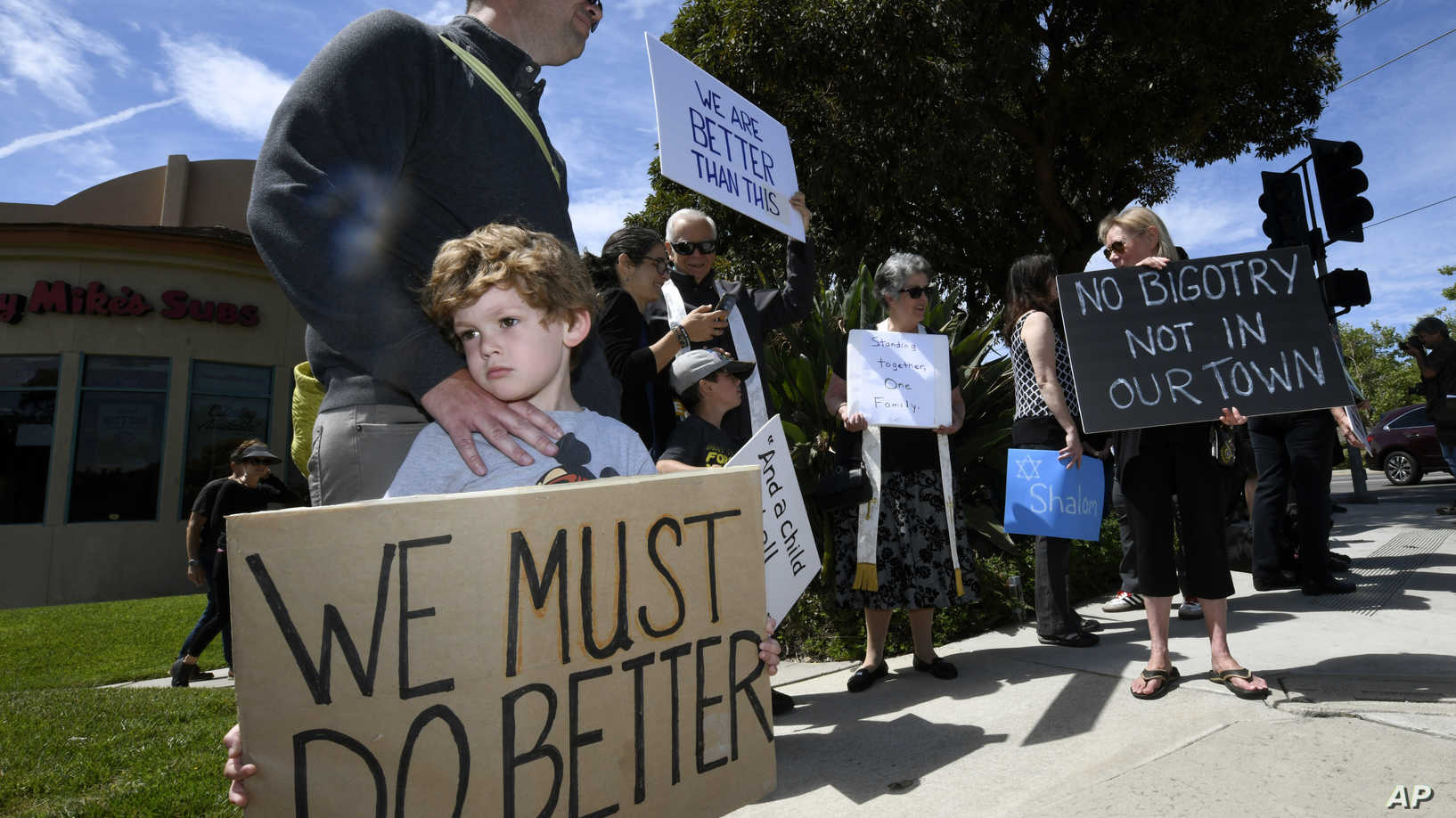 Kyle Fox and his father in Poway, California. April 2019 (AP file photo)