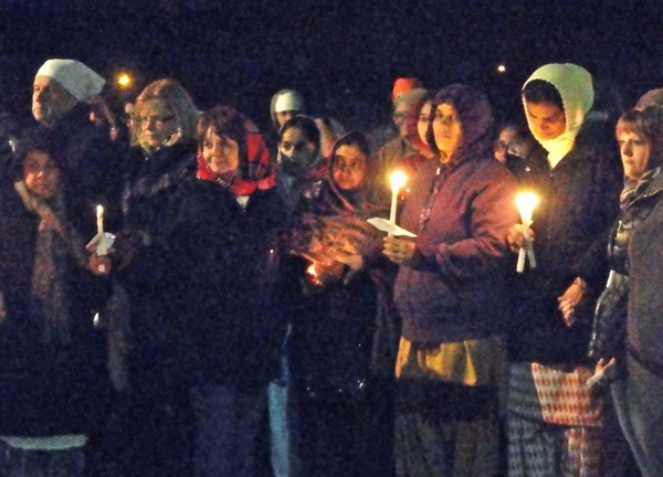 Oak Creek, Wisconsin holds vigil for victims in Newtown, Connecticut shooting